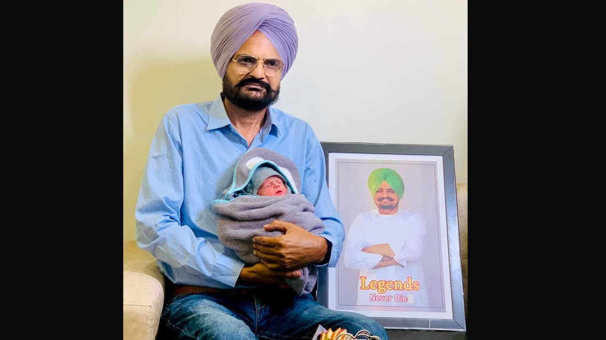 Health Ministry questions legality Of Moose Wala Couple's IVF Treatment  : Charan Kaur यांंच्या IVF Treatment बाबत अहवाल सादर करण्याचे केंद्राकडून पंजाब सरकारला निर्देश