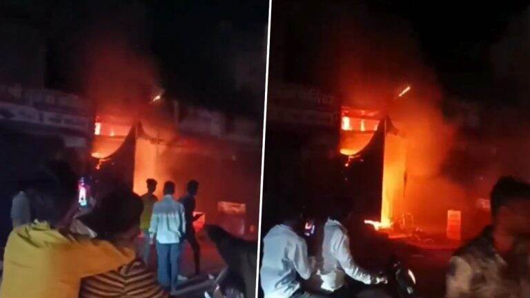 Ranjangaon Fire Video: राजणगावात तीन दुकांनाना आग, कोणतीही जीवितहानी नाही