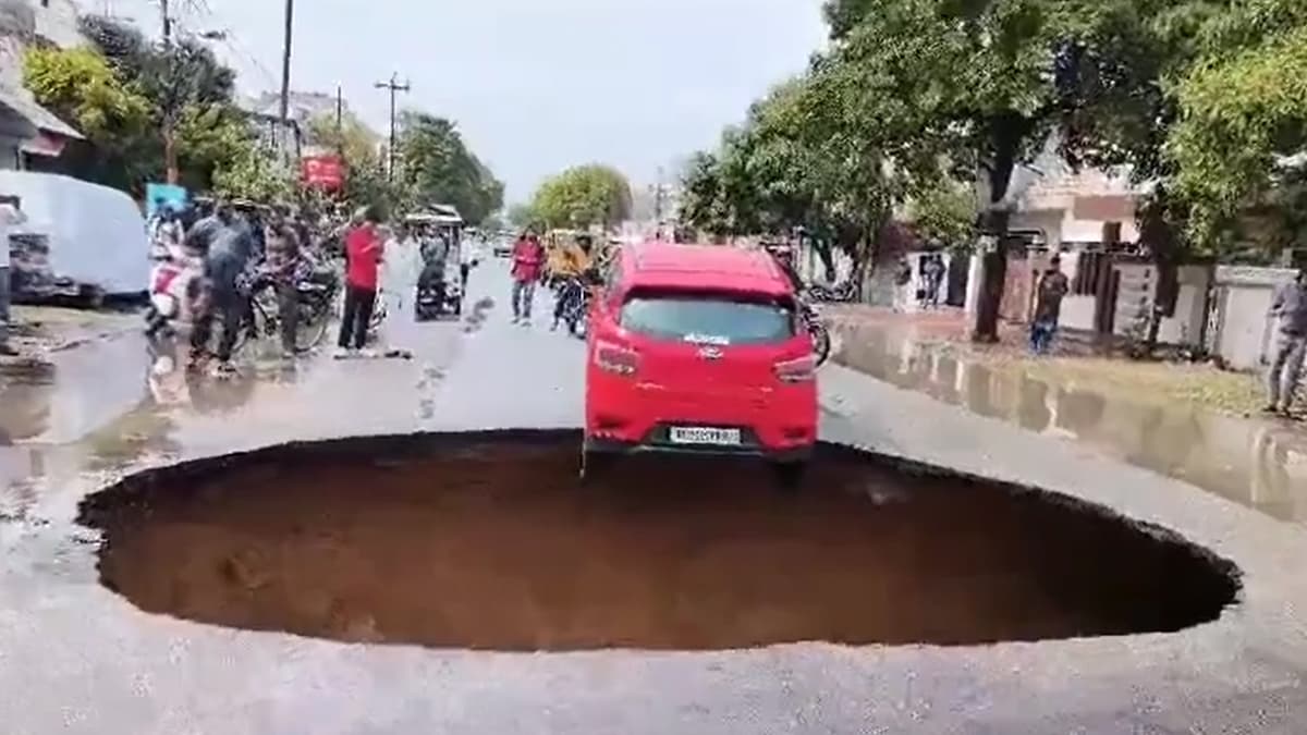 Car Stuck In Pits: उत्तर प्रदेशात पावसामुळे खचला रस्ता, खोल खड्ड्यात अडकली गाडी; Watch Video