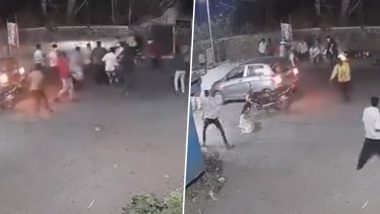 Pune Koyta Gang: भररस्त्यात टोळक्यांचा तिघांवर जीवघेणा हल्ला, पुण्यातील कोयत्या गॅंगचा धुमाकुळ (Watch Video)