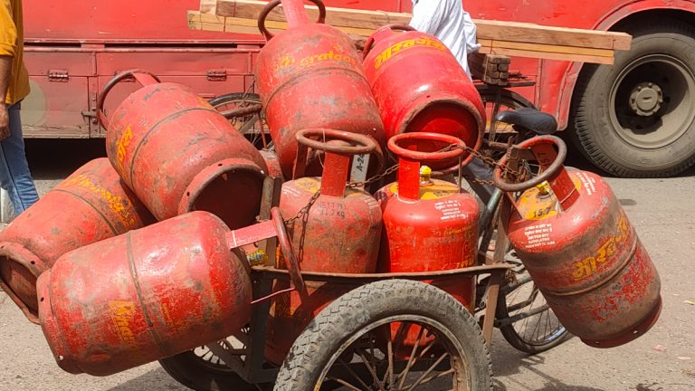 LPG Cylinder Prices: एलपीजी सिलींडर दरात 100 रुपयांची कपात, जागतिक महिला दिनानिमित्त पंतप्रधान नरेंद्र मोदी यांची घोषणा