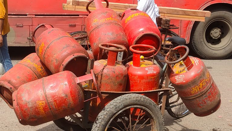 LPG Price Hike: डिसेंबर महिन्याच्या पहिल्याच दिवशी गॅस दरवाढीचा झटका; कमर्शिअल गॅस सिलेंडर 16.50 रूपयांनी महागला