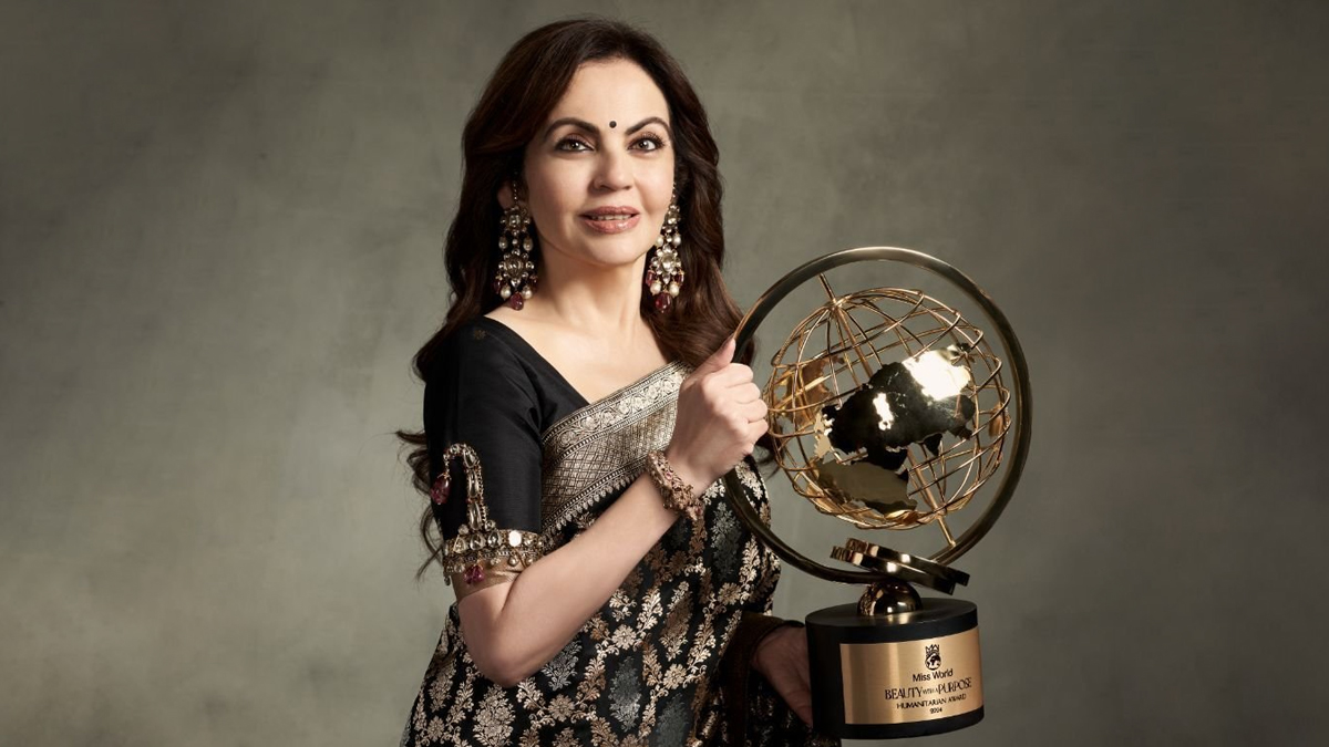 Nita Ambani यांचा  71st Miss World Finals मध्ये 'Beauty With a Purpose Humanitarian Award&rsquo; देऊन सन्मान