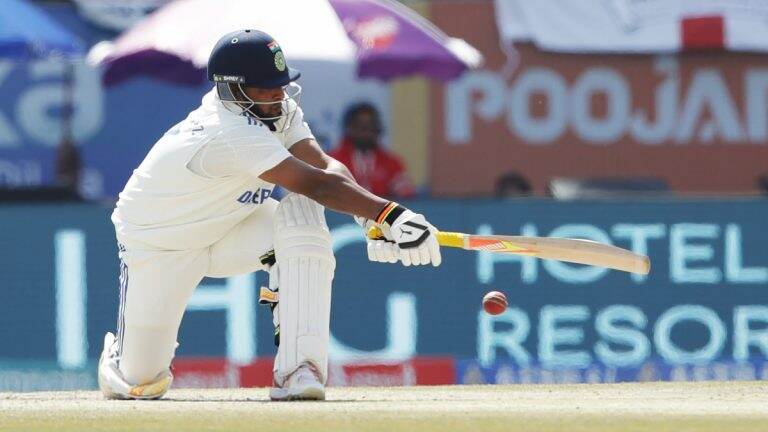 Sarfaraz Khan Fifty: सरफराजने कसोटीत झळकावळे तिसरे अर्धशतक, भारताचा स्कोर 370 धावाच्या पार