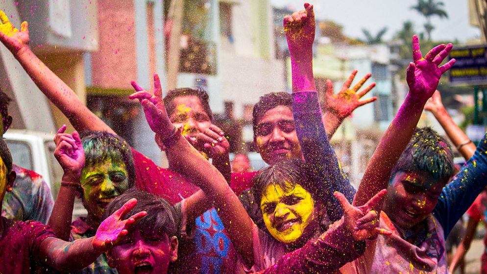 How to Remove Holi Colors From Face: 'या' सोप्या टीप्स वापरून काढा तुमच्या मुलांच्या चेहऱ्यावरील होळीचा रंग