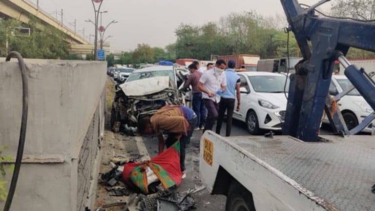 Delhi Cantonment Area Accident:  दिल्लीत अनियंत्रित कारचा भीषण अपघात, तीन जण जखमी (See Photo)