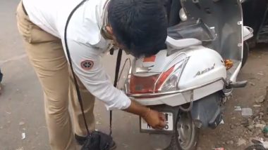 Chhatrapati Sambhajinagar Crime : ट्राफिक पोलिसांना दंड द्यावा लागू नये म्हणून तरुणाचा जुगाड; नंबर प्लेटला लावले स्टीकर (Watch Video)