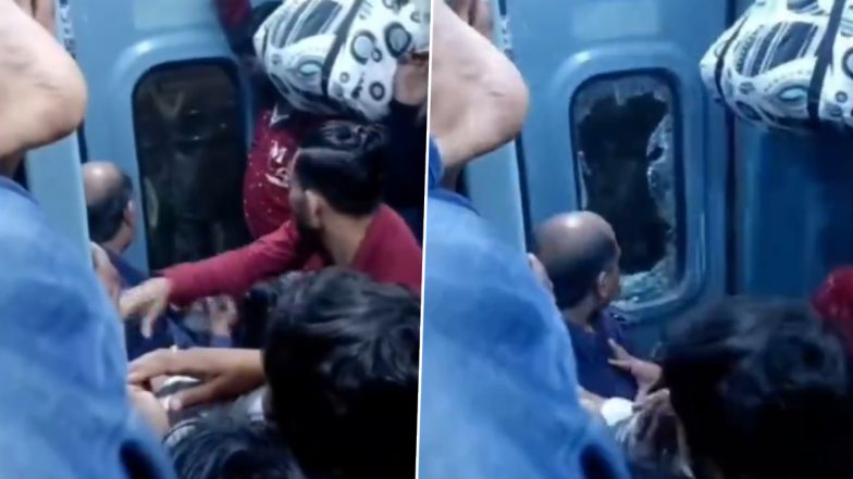 Viral Video: सीट न मिळाल्याने ट्रेनच्या खिडकीच्या काचा फोडल्या, व्हिडिओ व्हायरल