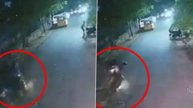 Tamil Nadu Accident Video: तामिळनाडूमध्ये भरधाव  स्कूटर मॅनहोलच्या झाकणाला धडकली; दुचाकीवरील दोन महिला गंभीर जखमी (Watch Video)