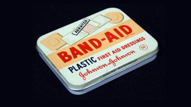खुल्या जखमांवर Band-Aid वापरणं कॅन्सर ला कारण? Johnson & Johnson सह अनेक लोकप्रिय बॅन्डेज मध्ये आढळली कॅन्सरला कारणीभूत  Forever Chemicals