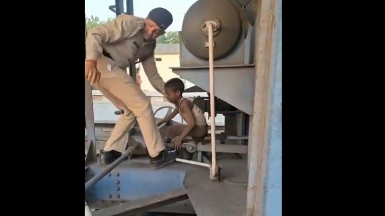 Child Traveled in Wheels of Goods Train: मालगाडीच्या चाकामध्ये अडकलेल्या चिमुकल्याचा 100 किमीचा प्रवास; रेल्वे सुरक्षा दलातील पोलिसांकडून मुलाची सुखरूप सुटका!