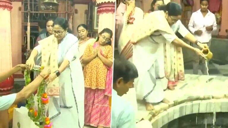 Mamata Banerjee Offered Prayers at Kalighat: ममता बॅनर्जी यांनी कालीघाट मंदिरात केली पूजा