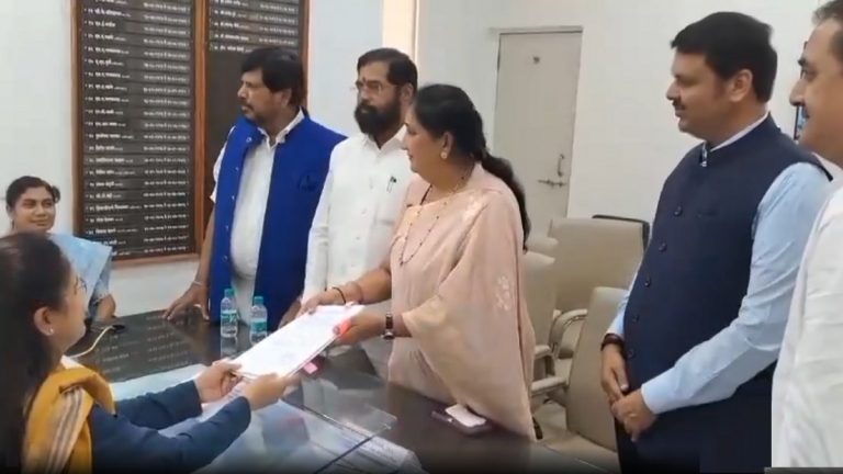 Sunetra Pawar Files Nomination Papers: सुनेत्रा पवार यांचा उमेदवारी अर्ज दाखल, CM एकनाथ शिंदे, देवेंद्र फडणवीस, रामदास आठवले यांची उपस्थिती (Watch Video)