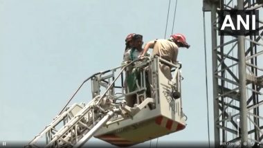 Farmers Brought Down From Mobile Tower: मोबाईल टॉवरवर चढलेल्या शेतकऱ्यांना खाली उतरविण्यात यश (Watch Video)