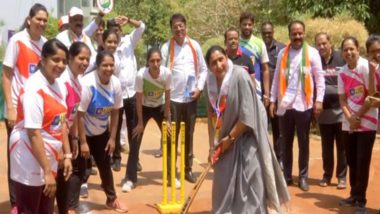 Sunetra Pawar यांनी प्रचारादरम्यान घेतला महिला क्रिकेटर्स सोबत क्रिकेट खेळण्याचा आनंद (Watch Video)