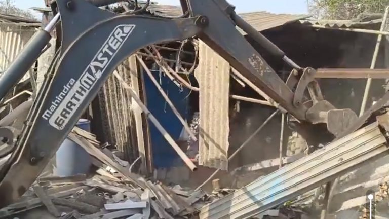 Jeans Factories Demolished in KDMC : कल्याण-डोंबिवली परिसरात 32 जीन्स कारखान्यांवर महानगरपालिकेची कारवाई, जेसीबीच्या सहाय्याने कारखाने जमिनदोस्त (Watch Video)