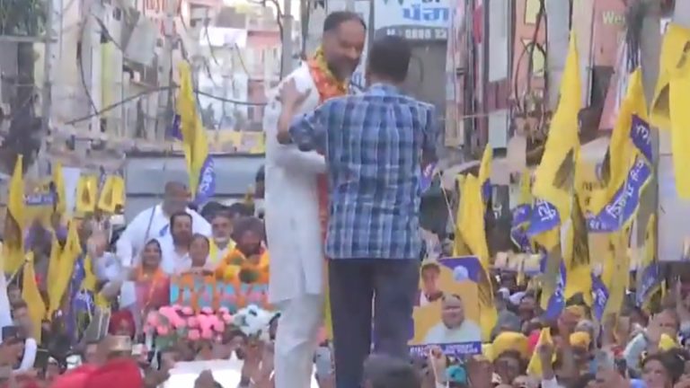 CM Kejriwal Roadshow: पंजाबमधील जालंधरमध्ये मुख्यमंत्री केजरीवाल यांनी पक्षाच्या उमेदवारासाठी केला रोड शो