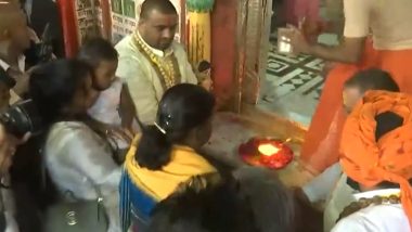 Droupadi Murmu Offers Prayers at Hanuman Garhi Temple: राष्ट्रपती द्रौपदी मुर्मू यांनी उत्तर प्रदेशातील अयोध्येतील हनुमान गढी मंदिरात केली पूजा (Watch Video)