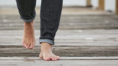 Advantages Of Walking Barefoot: अनवाणी पायाने चालण्याचे 'हे' आहेत फायदे, जाणून घ्या