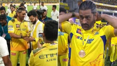 CSK vs RR सामन्यानंतर MS Dhoni ने चाहत्यांना दिली खास भेट, खेळाडूंनाही मिळाले सुवर्णपदक (Watch Video)