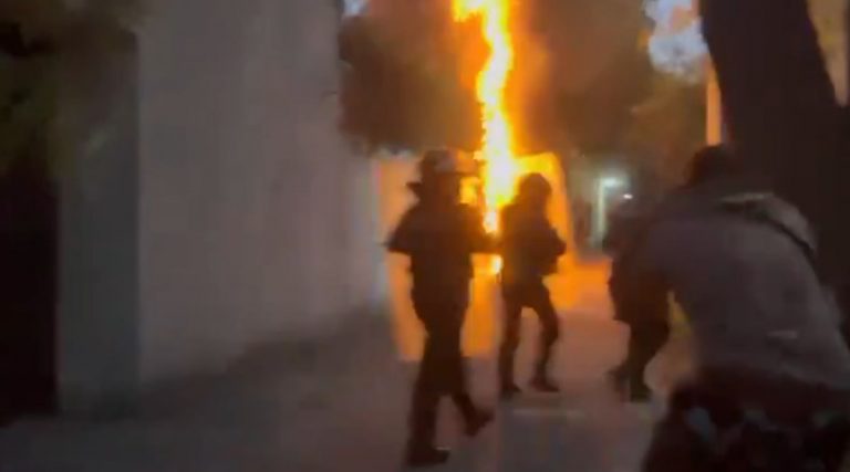 Protesters Set Fire To The Israeli Embassy in Mexico: रफाहमधील हल्ल्यांविरोधात तीव्र निदर्शने; संतप्त जमावाने मेक्सिकोतील इस्रायली दूतावासाला लावली आग (Watch Video)