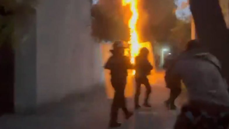 Protesters Set Fire To The Israeli Embassy in Mexico: रफाहमधील हल्ल्यांविरोधात तीव्र निदर्शने; संतप्त जमावाने मेक्सिकोतील इस्रायली दूतावासाला लावली आग (Watch Video)