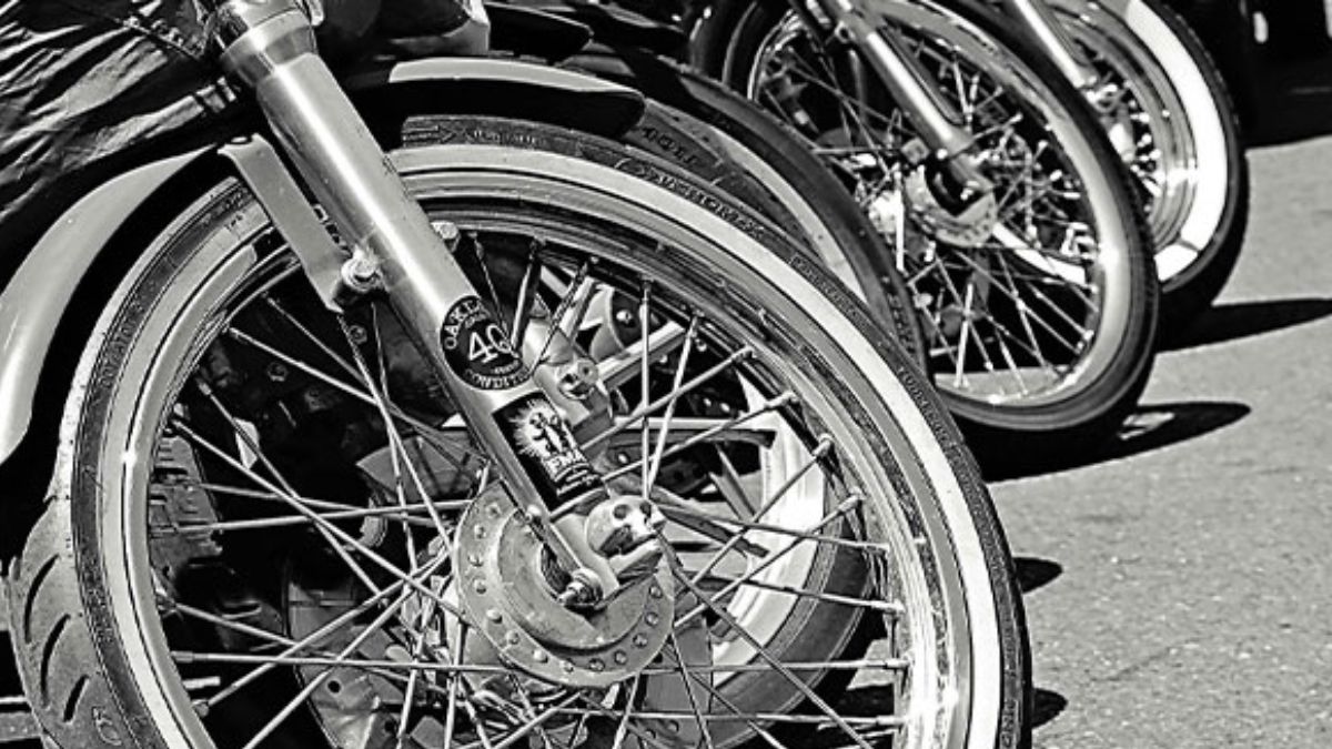 ABS, Two Helmets Compulsory for Two-Wheelers: सर्व नवीन दुचाकींसाठी अँटी-लॉक ब्रेकिंग सिस्टम आणि दोन हेल्मेट बंधनकारक; परिवहन मंत्रालयाची मान्यता, जानेवारी 2026 पासून लागू होणार नवे सुरक्षा नियम