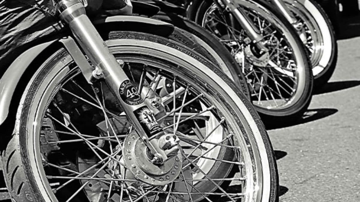 ABS, Two Helmets Compulsory for Two-Wheelers: सर्व नवीन दुचाकींसाठी अँटी-लॉक ब्रेकिंग सिस्टम आणि दोन हेल्मेट बंधनकारक; परिवहन मंत्रालयाची मान्यता, जानेवारी 2026 पासून लागू होणार नवे सुरक्षा नियम