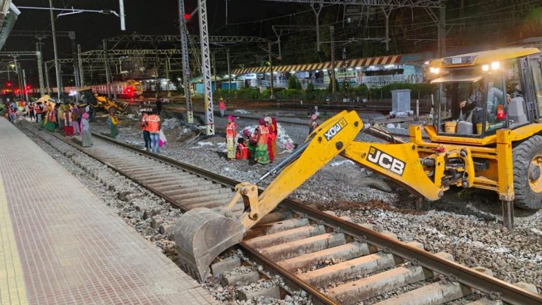 CR 63 hrs Special Block at Thane Began: मध्य रेल्वे कडून ठाणे रेल्वे स्थानकात फलाट रूंदीकरणाच्या कामाला सुरूवात; 2 जून पर्यंत चालणार काम