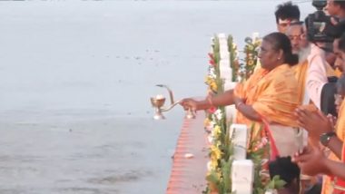 President Droupadi Murmu Ayodhya Visit: शरयू नदी च्या तीरावर राष्ट्रपती द्रौपदी मूर्मू यांच्याकडून आरती (Watch Video)
