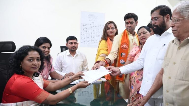 Shrikant Shinde Files Nomination For LS: डॉ. श्रीकांत शिंदे यांनी भरला लोकसभेसाठी उमेदवारी अर्ज; CM Eknath Shinde सह कुटुंबीय देखील होते हजर!