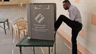 Gujarat Lok Sabha Election 2024: गुजरात च्या Nadiad मध्ये दोन्ही हात गमावलेल्या Ankit Soni ने पायाने बजावला मतदानाचा अधिकार