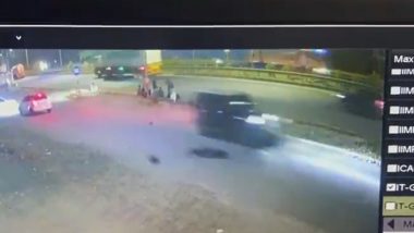 Pune Accident: पुण्यात पोर्शे कार अपघात प्रकरण ताज असतानाच, अज्ञात कारची आणखी एकाला धडक (Watch Video)