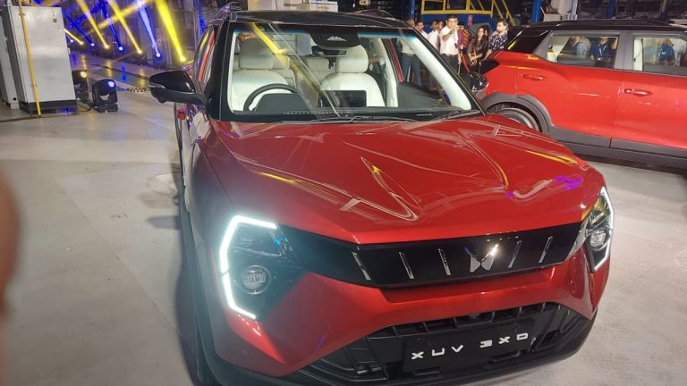 Mahindra XUV 3XO बुकींग सुरु होताच ग्राहकांचा तुफान प्रतिसाद, पहिल्याच तासात विकल्या गेल्या 50,000 गाड्या