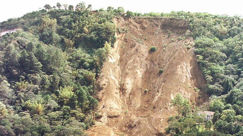 Anuskura Landslide: दरड कोसळल्याने वाहतुक सेवा विस्कळीत, अणुस्कूरा घाटातील घटना