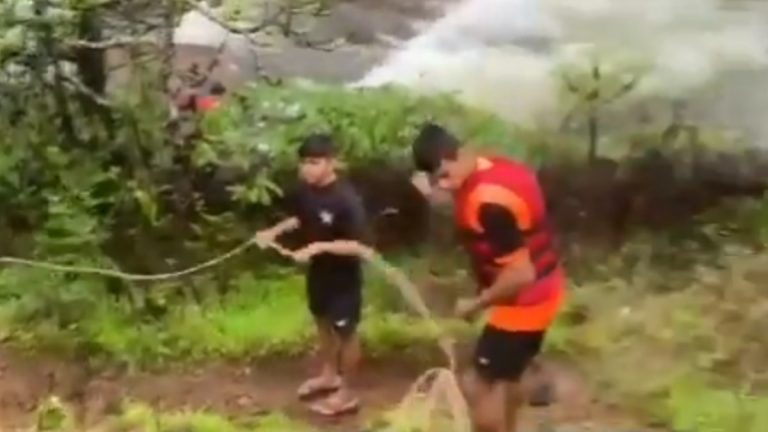 Bhushi Dam Overflow: मोठी बातमी! भुशी धरणामागील धबधब्यात पाच मुले वाहून गेले; शोधकार्य सुरु (Watch Video)