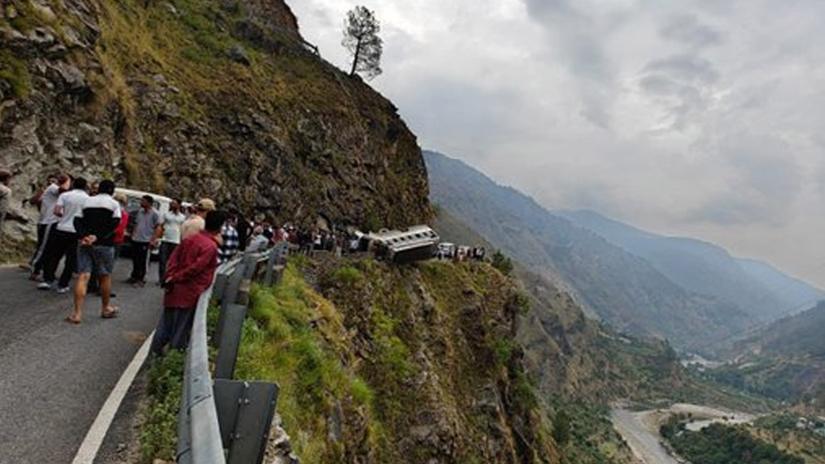 Himachal Pradesh Road Accident: शिमला येथे बस दरित कोसळल्याने चार जणांचा मृत्यू; तीन जखमींवर उपचार सुरु