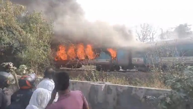 Taj Express Train Fire: दिल्लीजवळ ताज एक्स्प्रेसच्या डब्यांमध्ये भीषण आग; अग्निशमन दल घटनास्थळी दाखल, सर्व प्रवासी सुरक्षित (Watch Video)