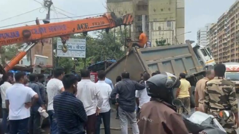 Truck Overturns After Road Caves In Borivali: बोरिवलीच्या चारकोपमध्ये रस्ता खचल्याने ट्रक उलटला; (Watch Video)