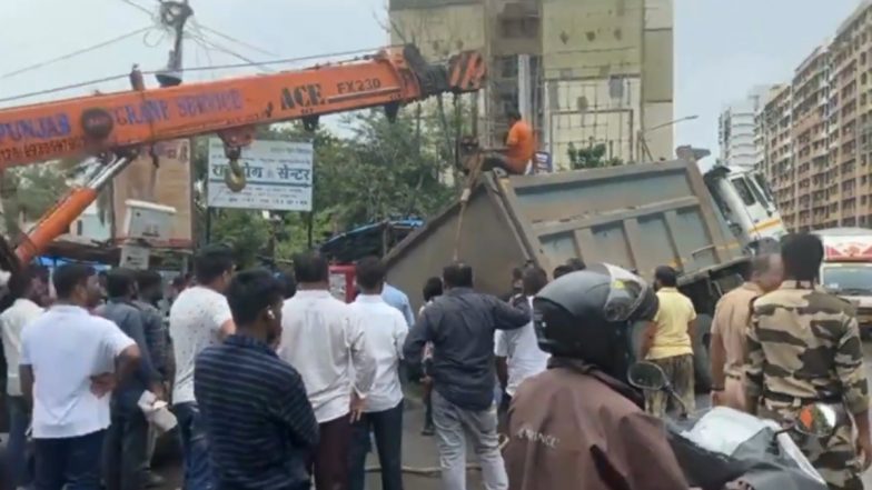 Truck Overturns After Road Caves In Borivali: बोरिवलीच्या चारकोपमध्ये रस्ता खचल्याने ट्रक उलटला; (Watch Video)