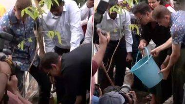 Akshay Kumar Plants Trees in Mumbai: अक्षय कुमारने मुंबईत आपल्या दिवंगत आई-वडिलांच्या स्मरणार्थ लावले झाडे, लोकांनाही झाडे लावण्याचे केले आवाहन - पहा व्हिडिओ