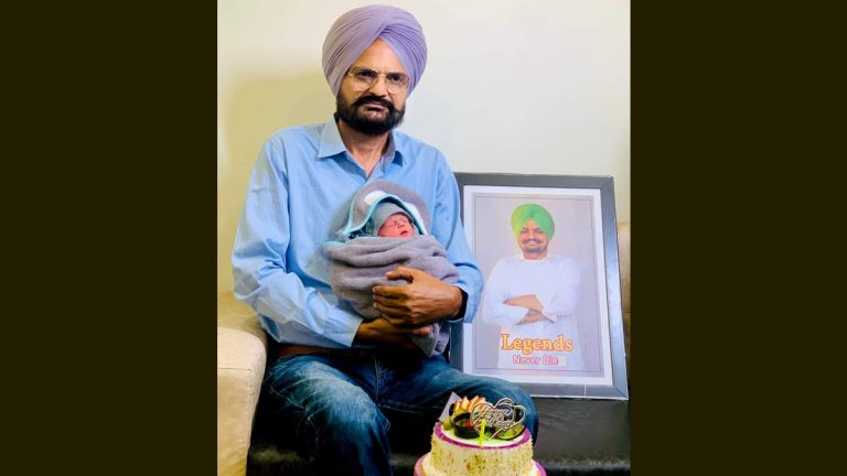 Sidhu Moose Wala: दिवंगत गायक सिद्धू मूसेवाला यांच्या आईने दिला बाळाला जन्म, कुटंबात आनंदाचे वातावरण; पाहा फोटो