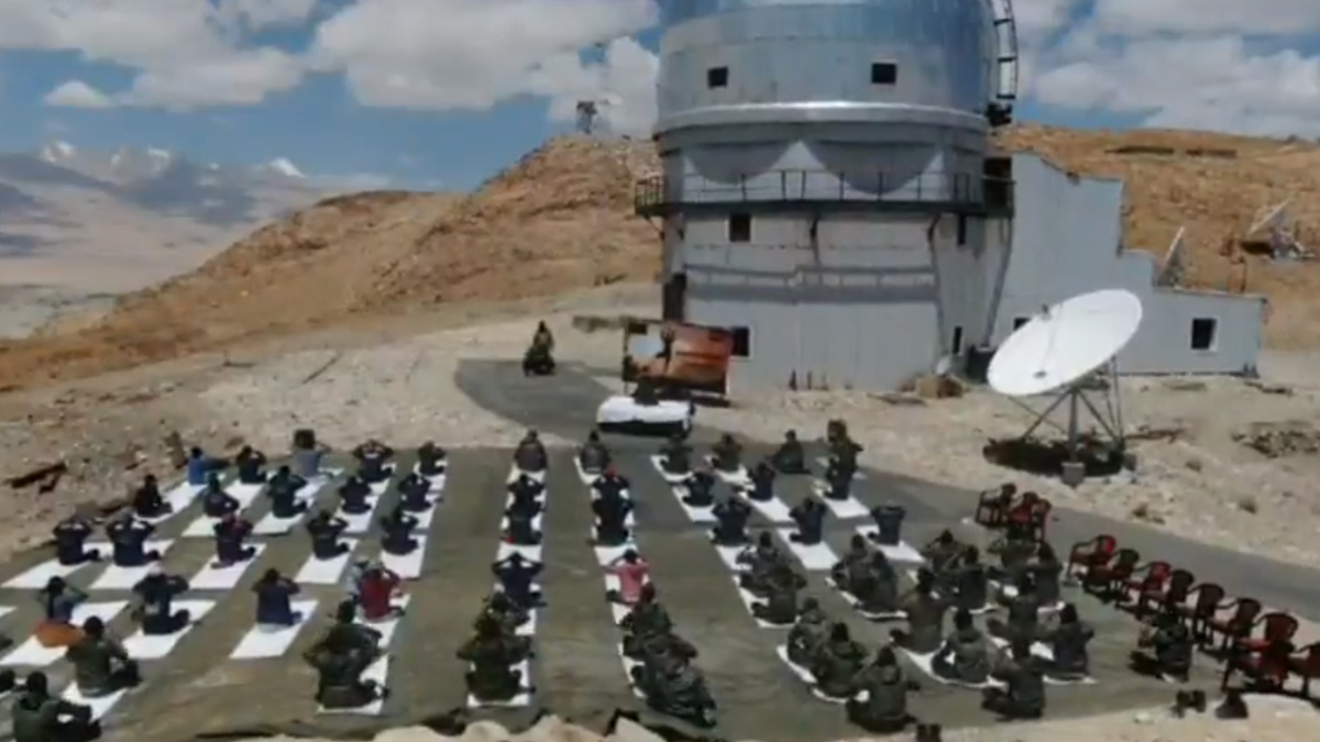 Indian Army Yoga Video: 10 व्या आंतरराष्ट्रीय योगा दिनानिमित्त भारतीय लष्करी जवान योगासने करण्यास सज्ज (Watch Video)