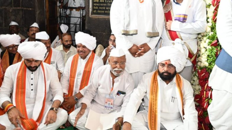 Sant Dnyaneshwar Maharaj Palkhi Sohla: भक्तिमय वातावरणात आळंदी येथून संत ज्ञानेश्वर महाराज पालखीचे पंढरपूरकडे प्रस्थान; CM Eknath Shinde यांनी घेतले ज्ञानोबा माऊलींच्या पादुकांचे दर्शन (Watch Video)