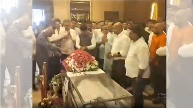 Amol Kale Funeral: मुंबईच्या वानखेडे स्टेडियम मध्ये अमोल काळे यांचे पार्थिव अंतिम दर्शनाला; Devendra Fadnavis, Pratap Sarnaik सह क्रिकेटर्सही पोहचले अंतिम दर्शनाला!