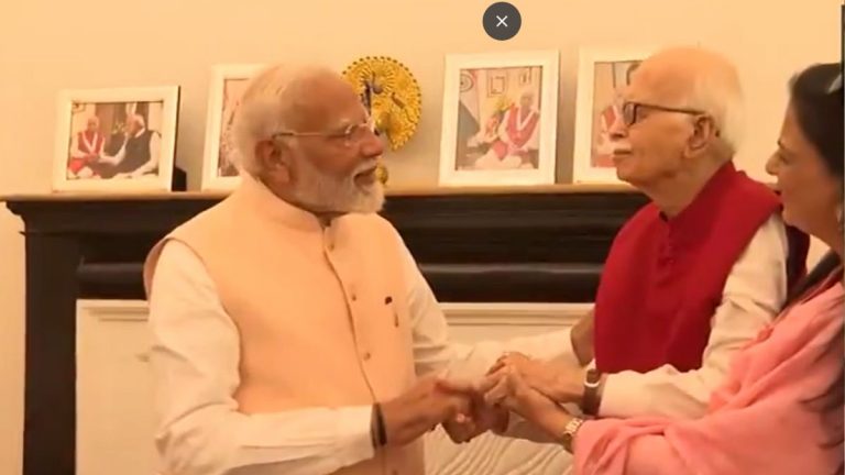 PM Narendra Modi यांनी घेतली दिल्लीत भारतरत्न, ज्येष्ठ भाजपा नेते LK Advani यांची निवासस्थानी भेट!