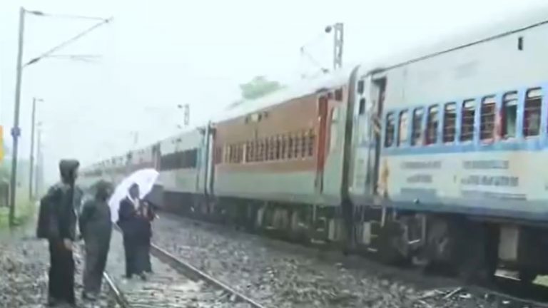 Kanchenjunga Express च्या अपघातानंतर Phansidewa मधून वाहतूक पुन्हा सुरू