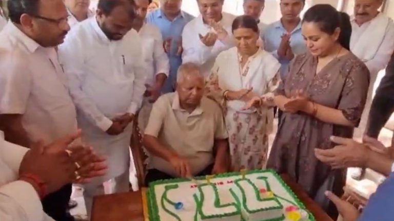 Lalu Prasad Yadav 77th Birthday: आरजेडी प्रमुख आणि बिहार चे माजी मुख्यमंत्री लालू प्रसाद यांनी कुटुंबा समवेत साजरा केला 77 वा वाढदिवस (Watch Video)