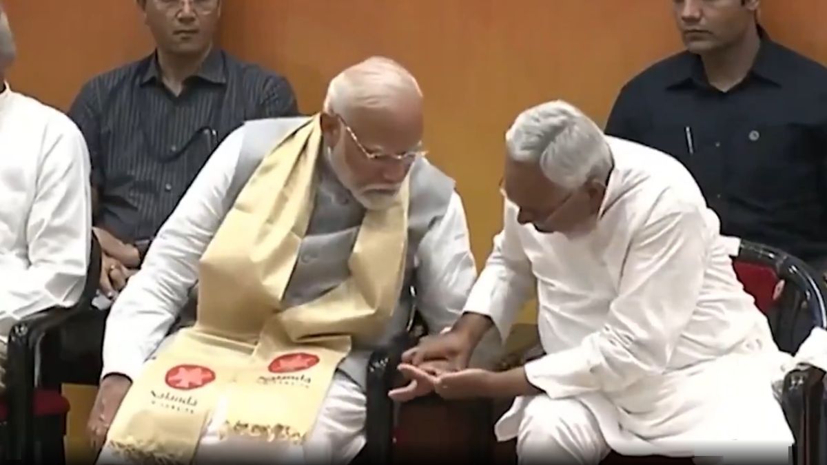 Nitish Kumar News: PM नरेंद्र मोदी यांचा हात पकडून नीतीश कुमार यांनी काय पाहिलं? (Watch Video)