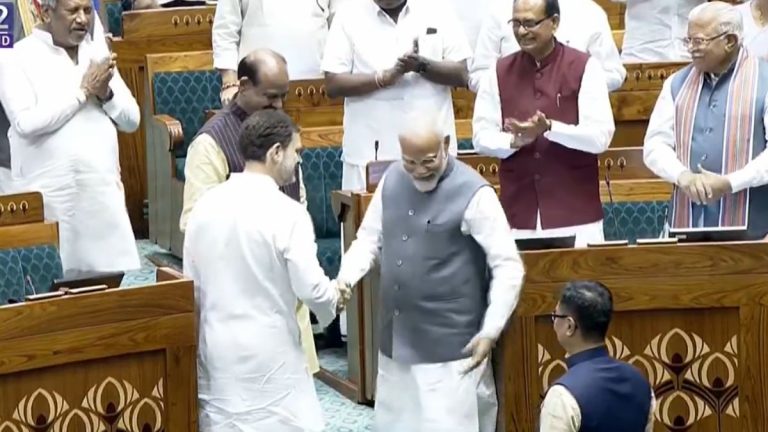 Rahul Gandhi-PM Modi Handshake Video: राहुल गांधी येताच पीएम मोदींनी हसतमुखानं केलं हस्तांदोलन; संसदेमधला 'हा' व्हिडीओ चर्चेत! (Watch Video)